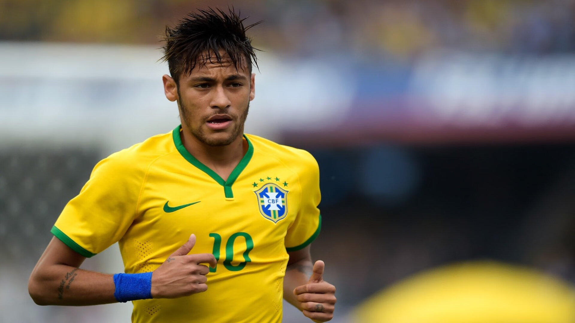 中国男足世预赛客场2比1逆转阿联酋 张玉宁双响上演制胜好戏，中国男足世预赛比赛时间